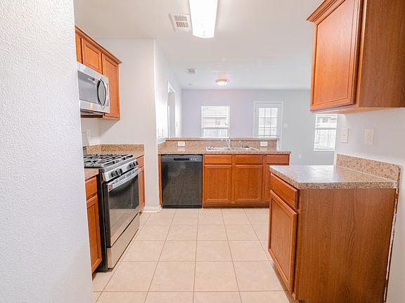 4th image of 636 Noble Grove Ln