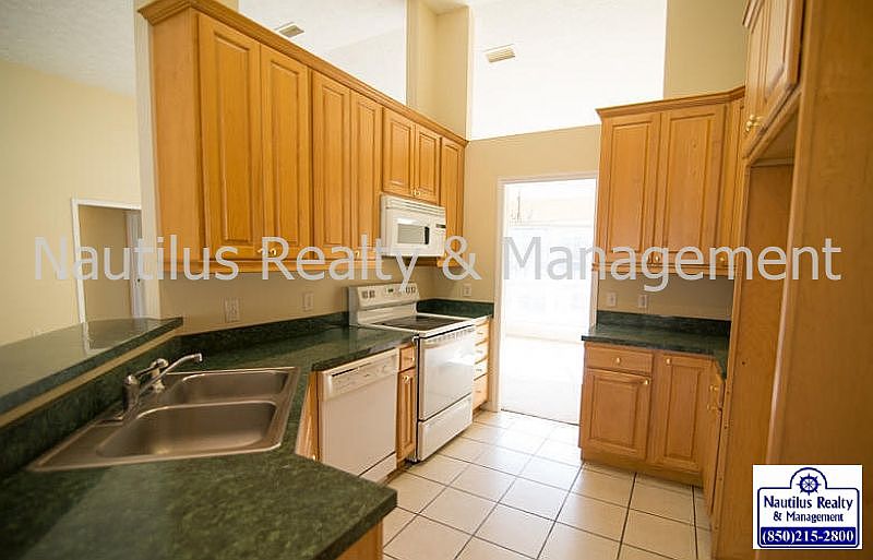 2nd image of 1902 Oakcrest Ln