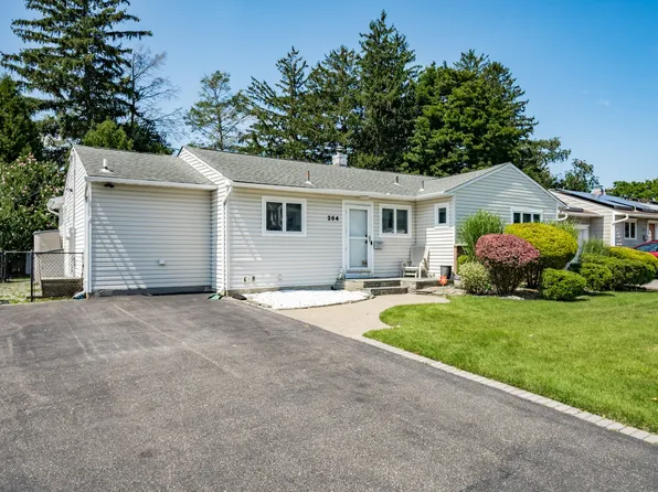 264 Manetto Hill Rd, Plainview, NY 11803