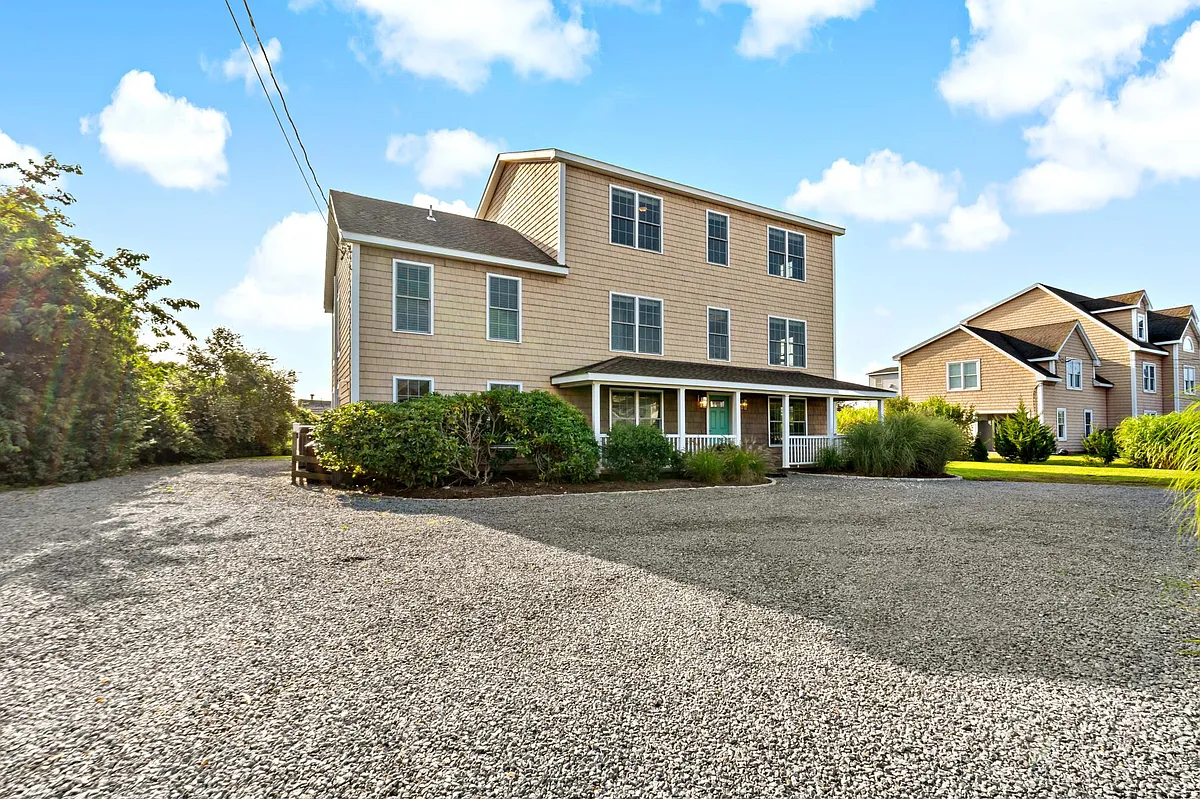 Spacious driveway with ample parking room - 11 Defelice Rd
