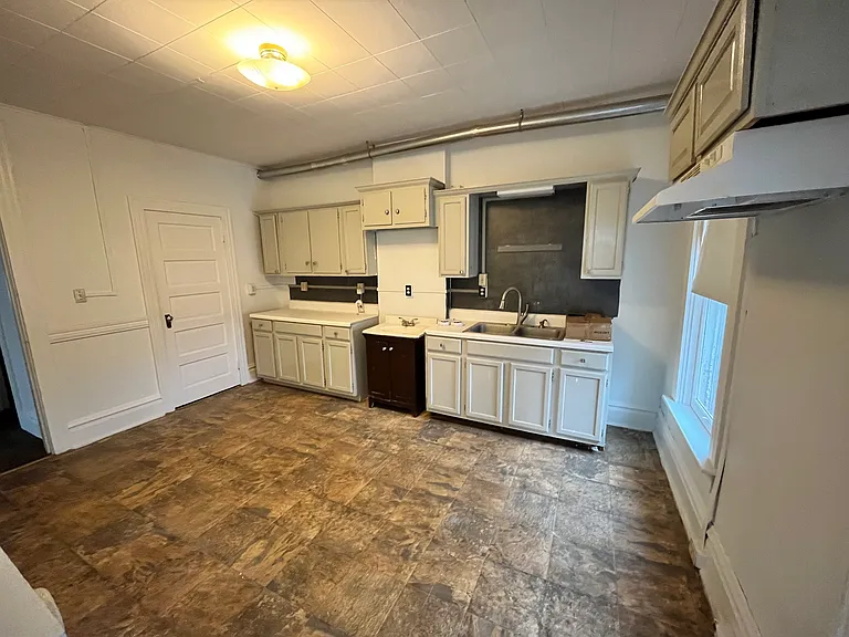 33 W Commerce St — Photo 15
