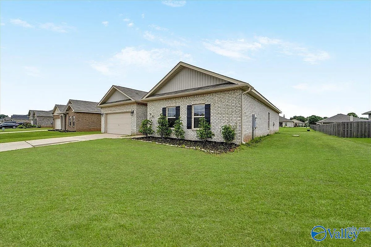 4 bed, 2.0 bath, 2303 sqft, $2,000 — Photo 2