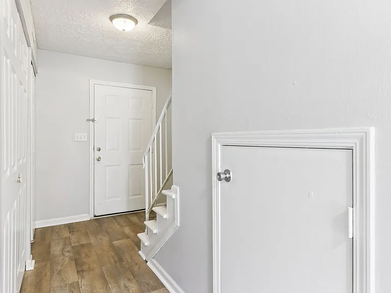 Castleton Manor Apartments — Photo 33