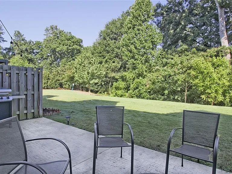 112 Davina Dr — Photo 35