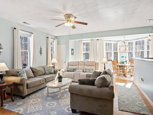 63 Central St APT 211, North Reading, MA 01864