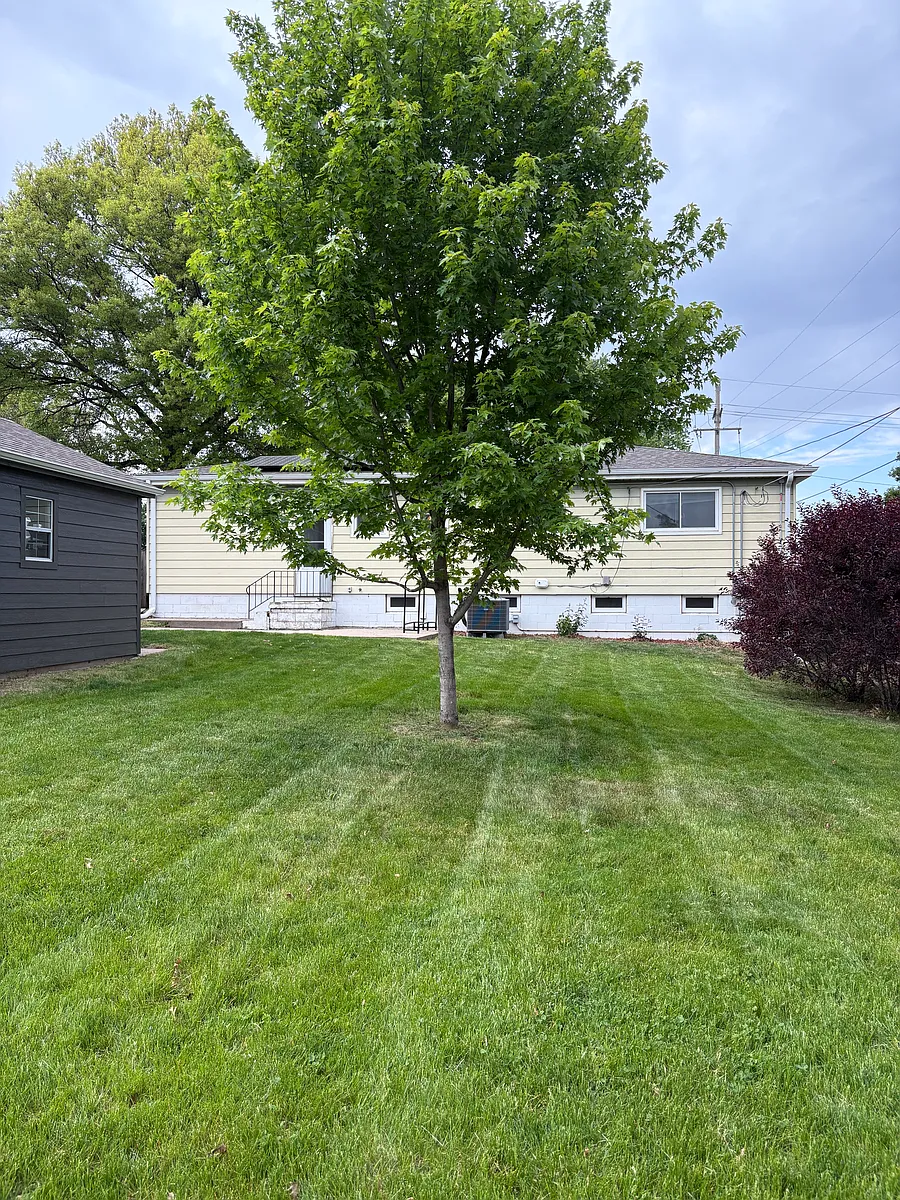 Large flat back yard with shed. - 4207 Grover St