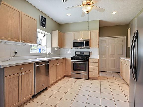 3rd image of 52 Hollow Pine Dr