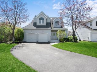 11 Wateredge Ct, Oakdale, NY 11769