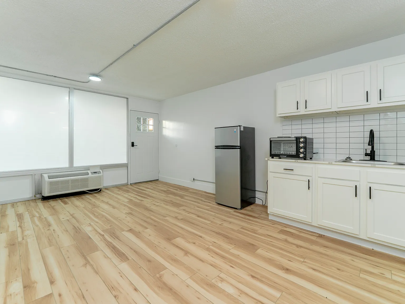 Studio, 300 sqft, $695 — Photo 1