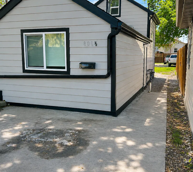 808 1/2 Howard Ave