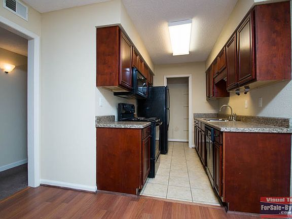 5th image of 902 Chapel Creek Dr