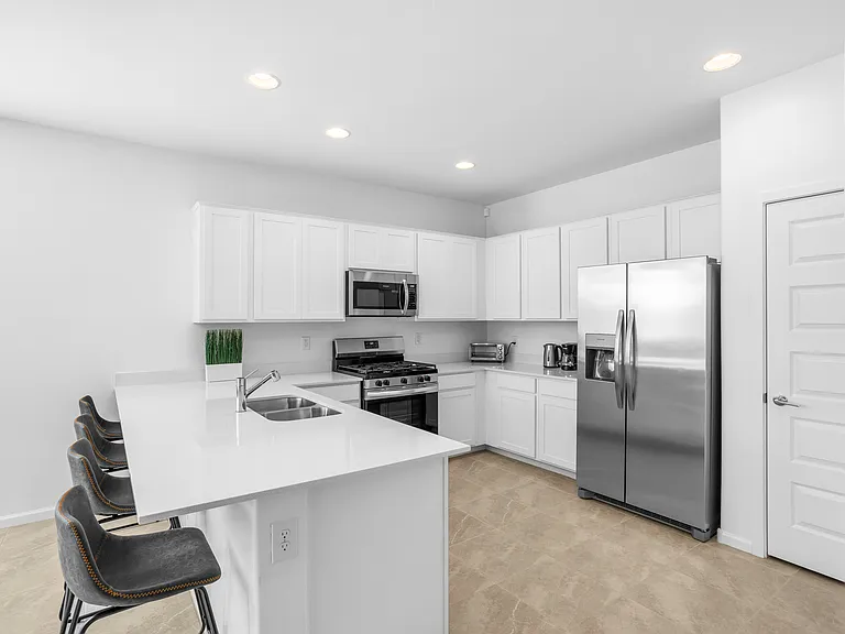 15557 W Kendall St — Photo 10