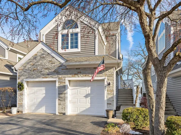 221 Sandy Point Ln, Lake Zurich, IL 60047