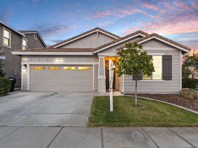 800 Daggerwing Ct — Photo 1
