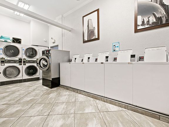 3rd image of 4520 N Clarendon Ave #301