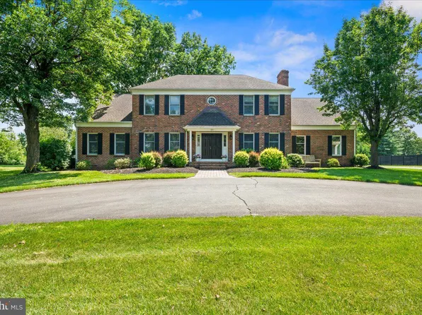 28 Meadow Ln, Pennington, NJ 08534