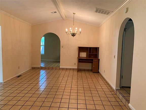 4th image of 1933 Greenwood Ln