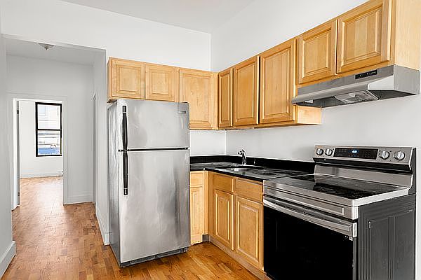 2nd image of 195 Wyckoff Ave #2B