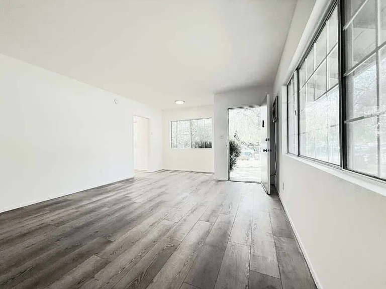 10565 Camarillo St — Photo 2
