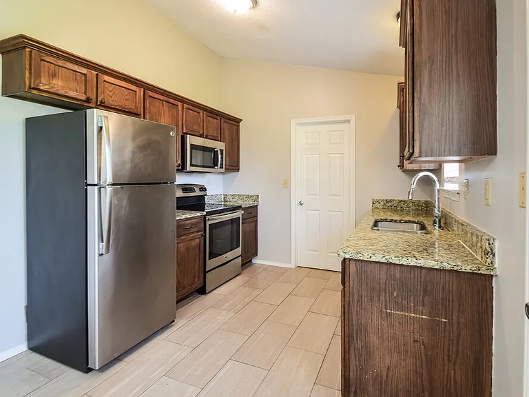 2545 Waverly Dr — Photo 7