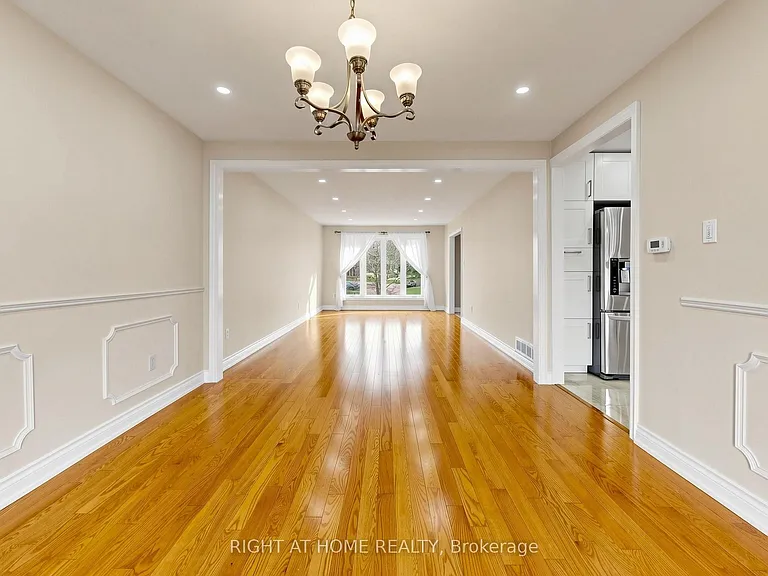 86 Howlett Ave — Photo 10