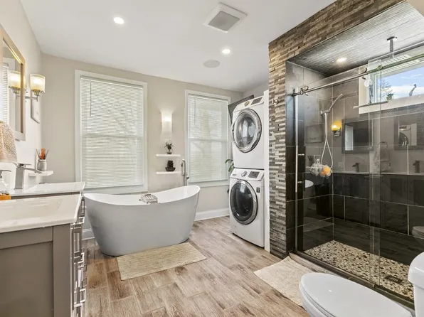 588 Beech St Floor 2, Roslindale, MA 02131