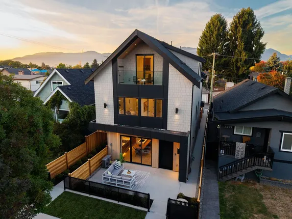 2435 Napier St #1, Vancouver, BC V5K 2W2