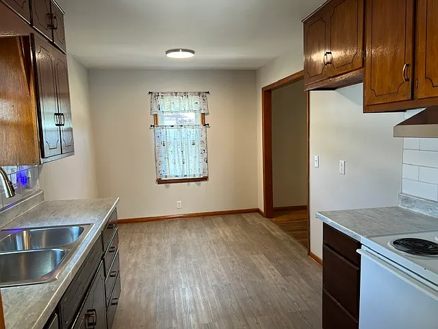 3 bed, 995 sqft, $1,200 — Photo 3