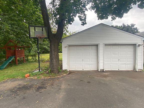 Detached 2-car garage