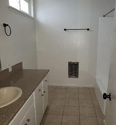 5th image of 5130 Woodman Ave #25B