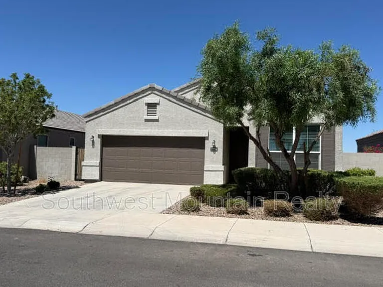 2226 E Comiskey Dr — Photo 2