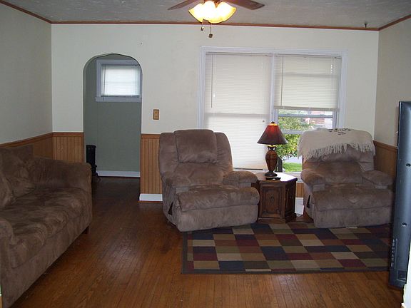 3rd image of 624 W 1st St