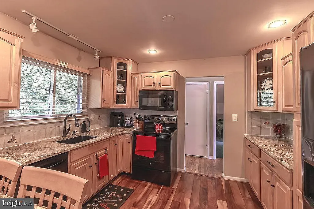 5 bed, 3.5 bath, 3500 sqft, $4,000 — Photo 4