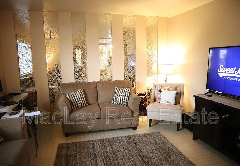 408 W Elgin St — Photo 14