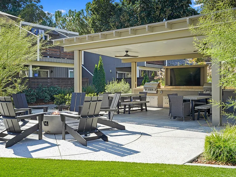 Outdoor Kitchen/Firepit