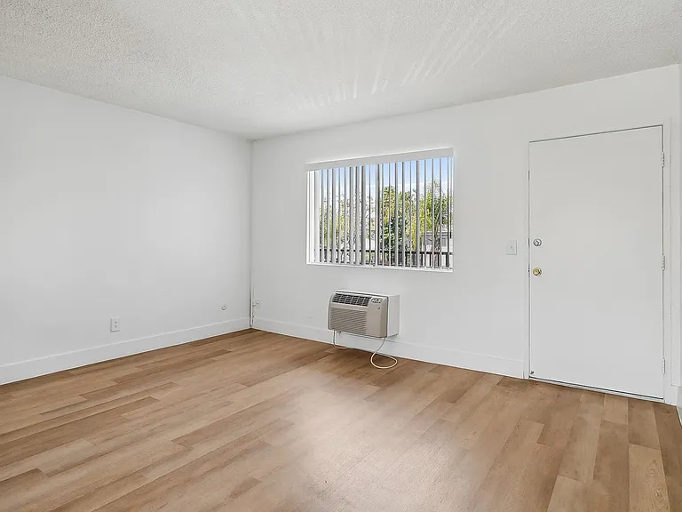 Terre at 1037 Peach — Photo 7
