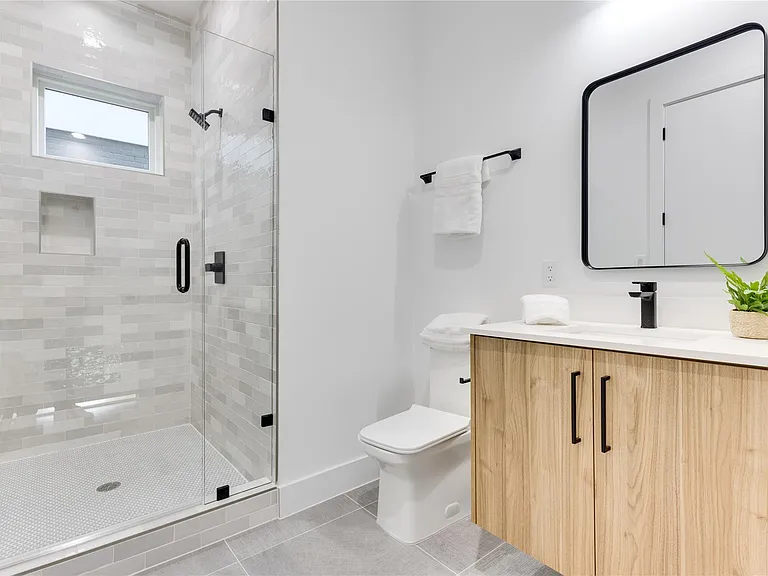 2336 N Carroll Ave — Photo 29