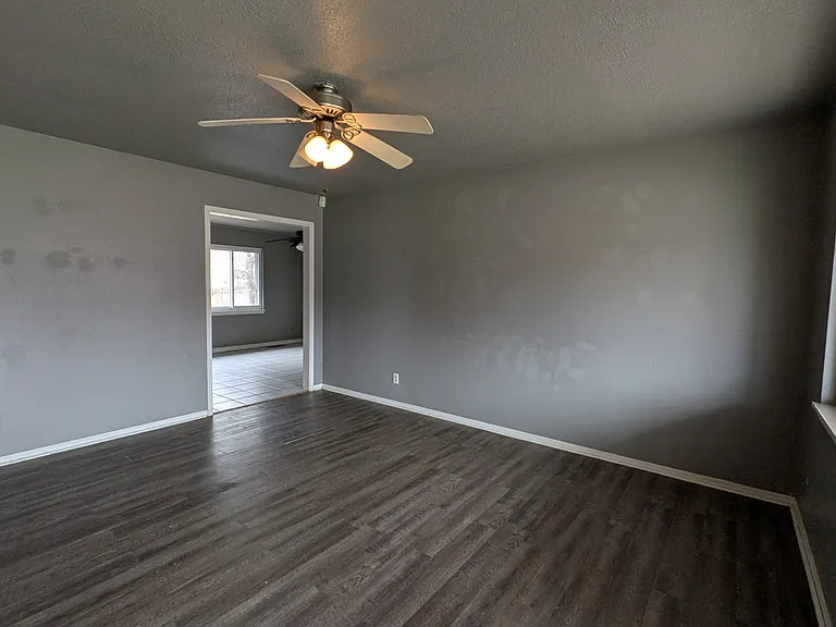 126 N Draper Ave — Photo 2