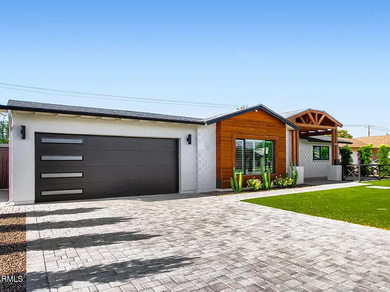 8318 E Sells Dr — Photo 3