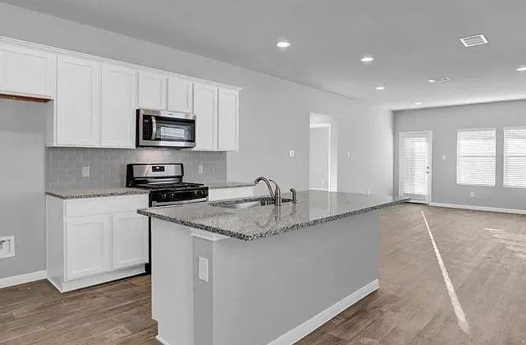 211 Hamilton Pool Ln — Photo 3