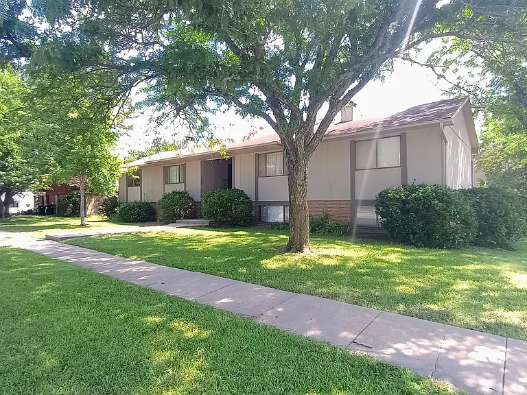 3424 SW Burnett Rd — Photo 1