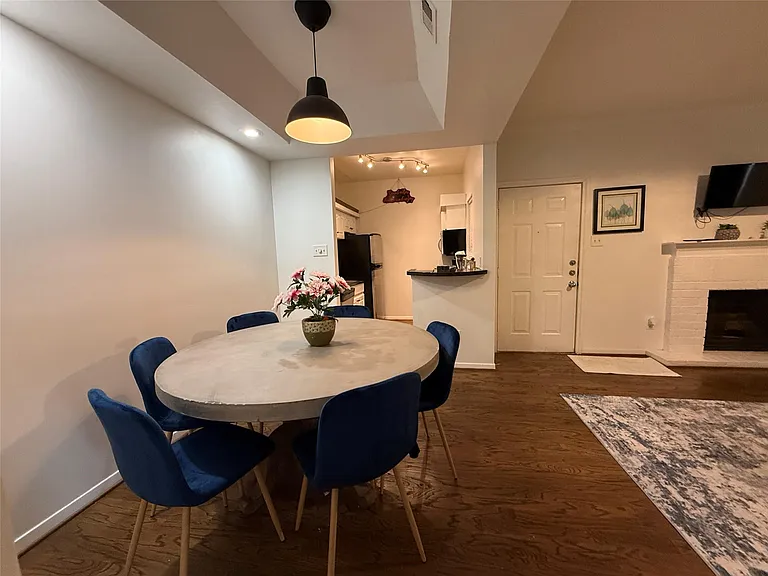 4041 Drake St #102 — Photo 5