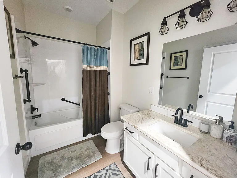 Guest Bath with jacuzzi tub