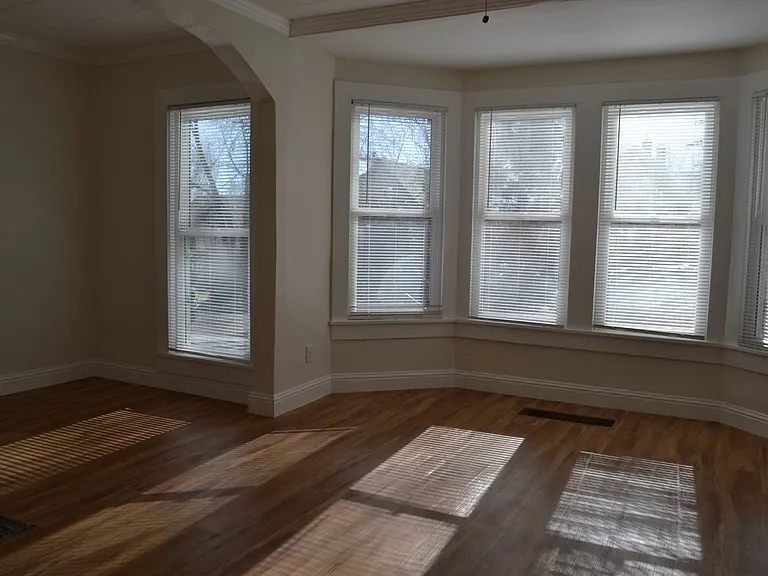 526 W Dale St — Photo 7