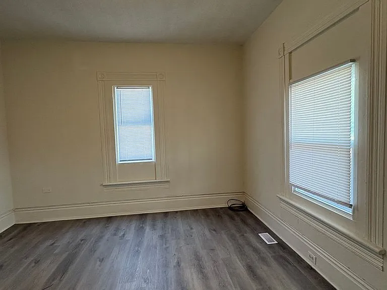 1107 S Willow St — Photo 3