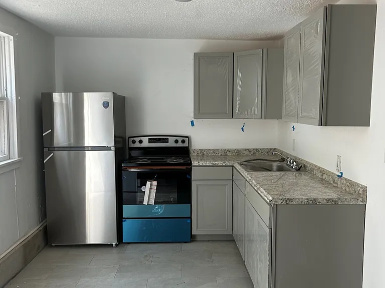82 Dewitt St — Photo 2
