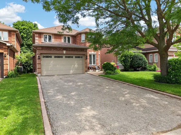 813 Surin Ct, Newmarket, ON L3Y 8R3
