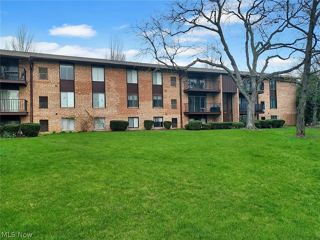 16395 Heather Ln APT 303 photo 1