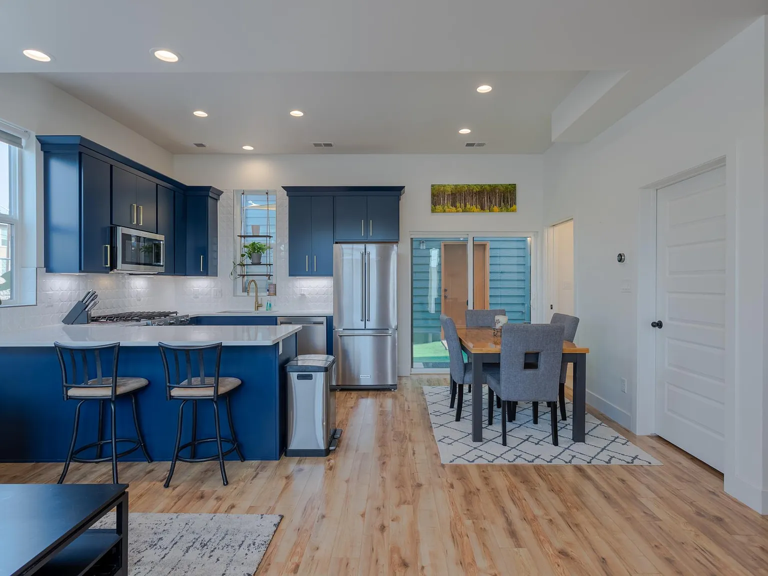 792 White Ave — Photo 2