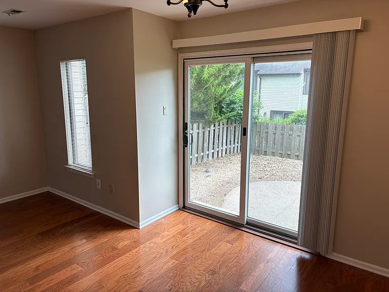 323 Milford Ct — Photo 18